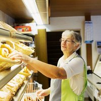 Mitarbeiterin hinter Theke mit frischem Brot