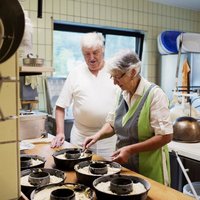 Mitarbeiter beim Kuchenbacken